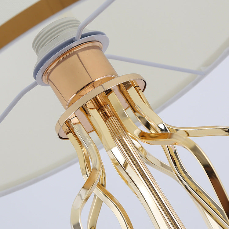 Zeitgenössische kreative Stoff-Metall-Marmor-Gebogene runde 1-Licht-Tischlampe für das Schlafzimmer 