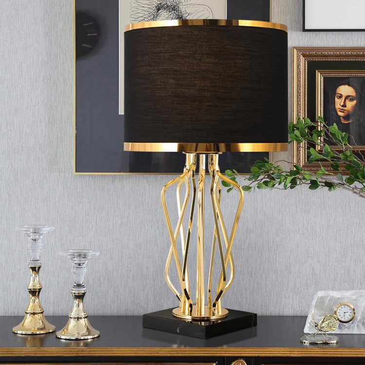 Zeitgenössische kreative Stoff-Metall-Marmor-Gebogene runde 1-Licht-Tischlampe für das Schlafzimmer 