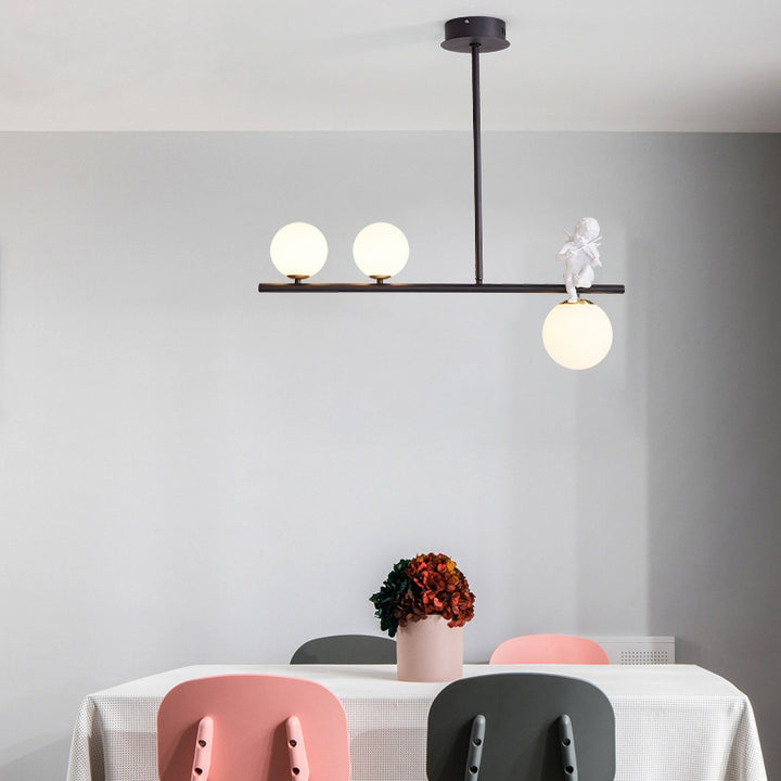 Zeitgenössischer skandinavischer Glas-Harz-Metall-Linear-Engelform 3/4-Licht-Kronleuchter-Insellicht für das Esszimmer 