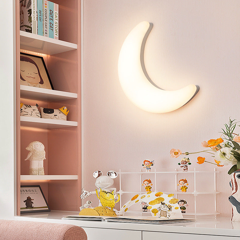 Moderne minimalistische Acryl-Messing-Halbmond-LED-Wandleuchte für das Schlafzimmer 