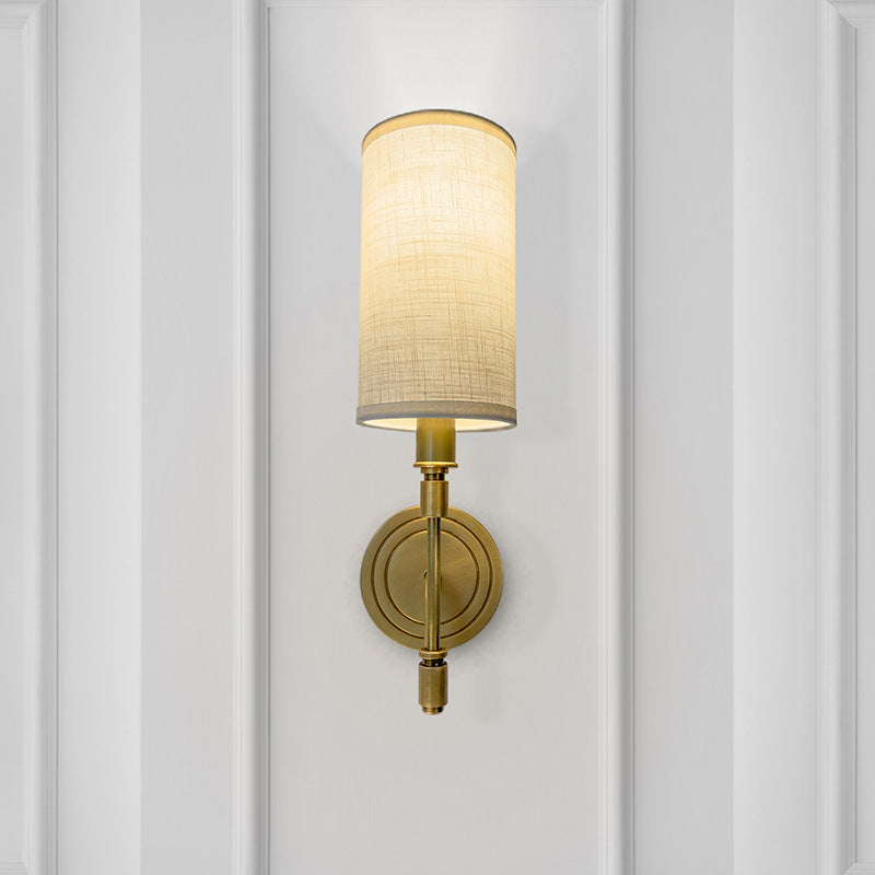 Moderne minimalistische Leinen-Messing-runde zylindrische 1-Licht-Wandleuchte für das Schlafzimmer 