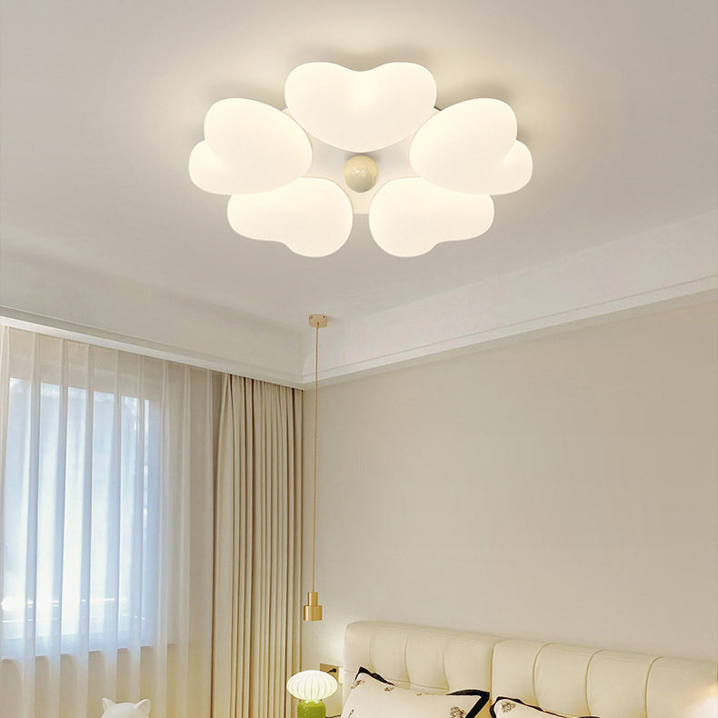 Zeitgenössische kreative Eisen-Creme herzförmige runde LED-Deckenleuchte für Schlafzimmer 