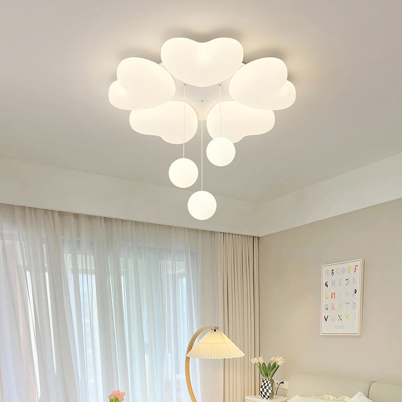 Zeitgenössische kreative Eisen-Creme herzförmige runde LED-Deckenleuchte für Schlafzimmer 