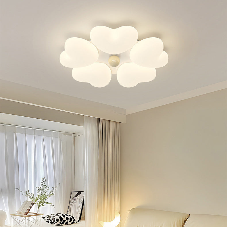 Zeitgenössische kreative Eisen-Creme herzförmige runde LED-Deckenleuchte für Schlafzimmer 