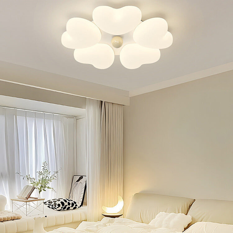 Zeitgenössische kreative Eisen-Creme herzförmige runde LED-Deckenleuchte für Schlafzimmer 