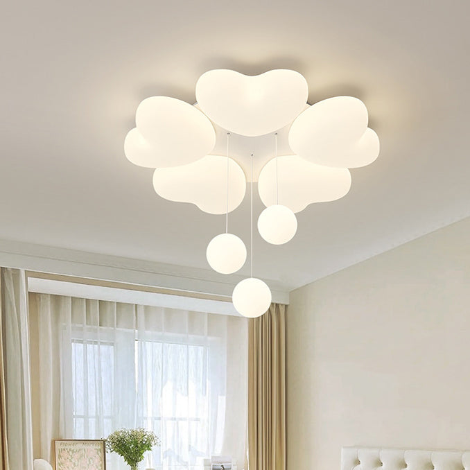 Zeitgenössische kreative Eisen-Creme herzförmige runde LED-Deckenleuchte für Schlafzimmer 