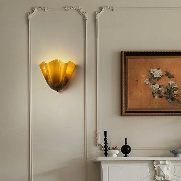Traditionelle französische 2-flammige Wandleuchte aus Eisen und Glas in Blütenblatt-Optik für das Wohnzimmer 