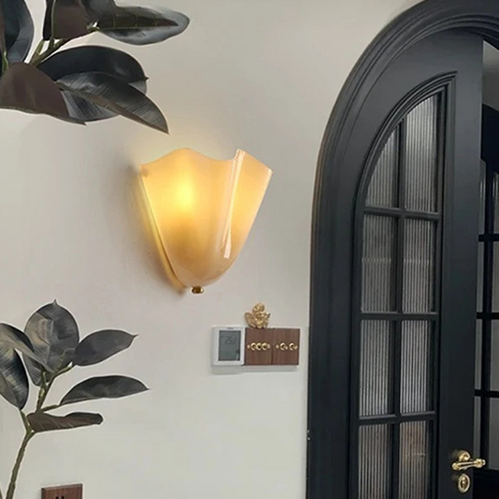 Traditionelle französische 2-flammige Wandleuchte aus Eisen und Glas in Blütenblatt-Optik für das Wohnzimmer 