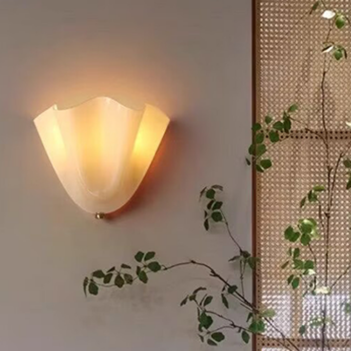 Traditionelle französische 2-flammige Wandleuchte aus Eisen und Glas in Blütenblatt-Optik für das Wohnzimmer 