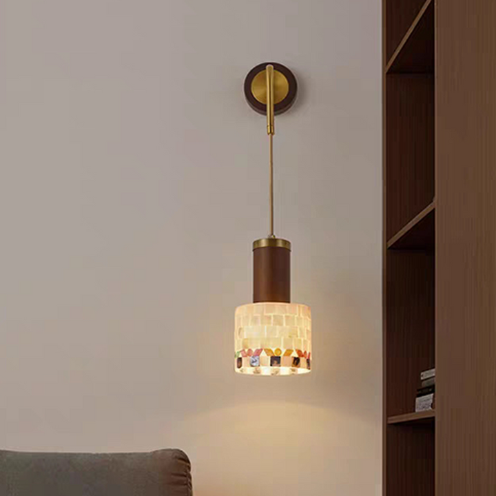 Traditionelle 1-flammige halbrunde Wandleuchte mit gebogener Glaskugel aus französischem Walnussholz für das Wohnzimmer 