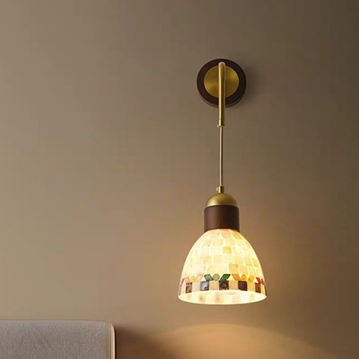 Traditionelle 1-flammige halbrunde Wandleuchte mit gebogener Glaskugel aus französischem Walnussholz für das Wohnzimmer 