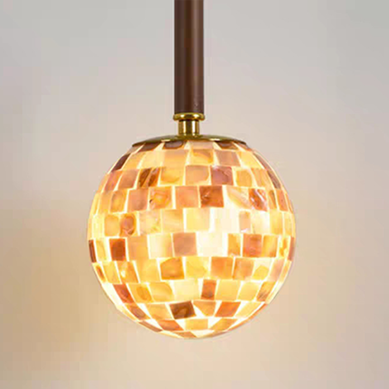Traditionelle 1-flammige halbrunde Wandleuchte mit gebogener Glaskugel aus französischem Walnussholz für das Wohnzimmer 