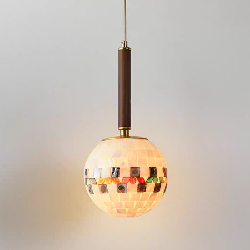 Traditionelle 1-flammige halbrunde Wandleuchte mit gebogener Glaskugel aus französischem Walnussholz für das Wohnzimmer 