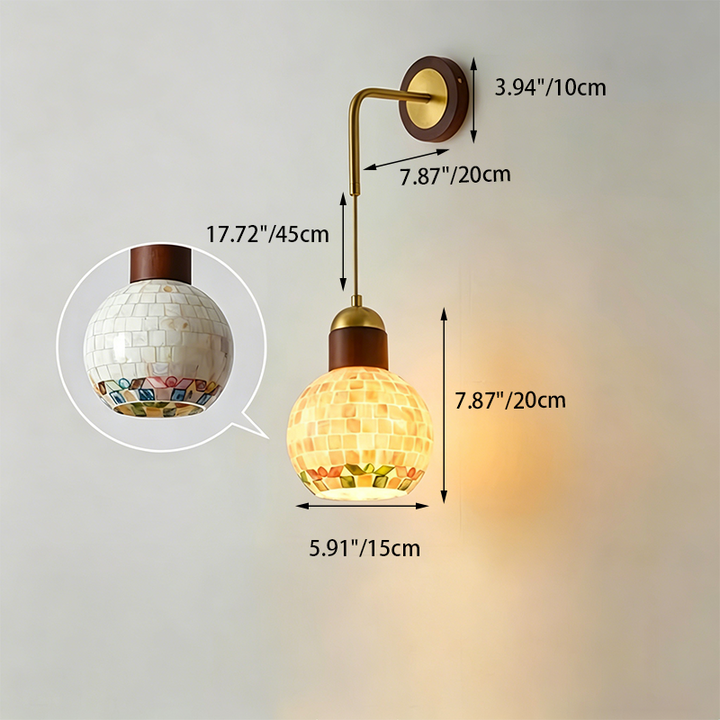 Traditionelle 1-flammige halbrunde Wandleuchte mit gebogener Glaskugel aus französischem Walnussholz für das Wohnzimmer 
