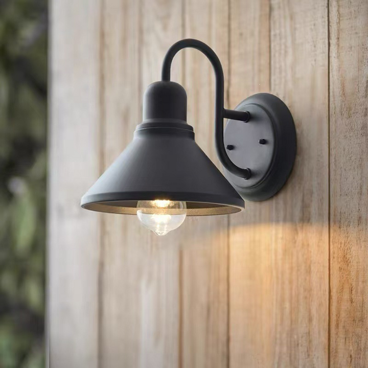 Moderne industrielle Wandleuchte für den Außenbereich aus Eisen mit rundem, konischem, geschwungenem Schirm, 1-flammig, für die Terrasse 