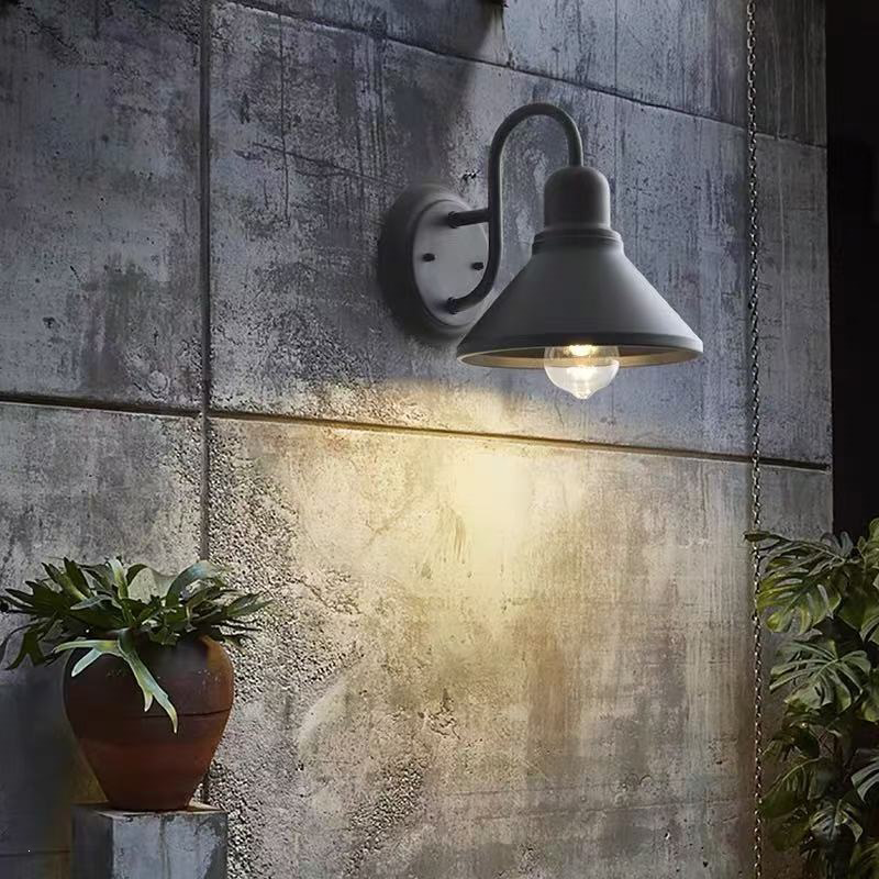 Moderne industrielle Wandleuchte für den Außenbereich aus Eisen mit rundem, konischem, geschwungenem Schirm, 1-flammig, für die Terrasse 