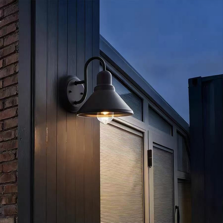 Moderne industrielle Wandleuchte für den Außenbereich aus Eisen mit rundem, konischem, geschwungenem Schirm, 1-flammig, für die Terrasse 