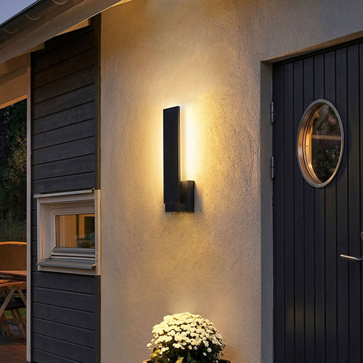 Moderne minimalistische rechteckige wasserdichte LED-Wandleuchte aus Aluminium, Eisen und PVC für den Außenbereich 