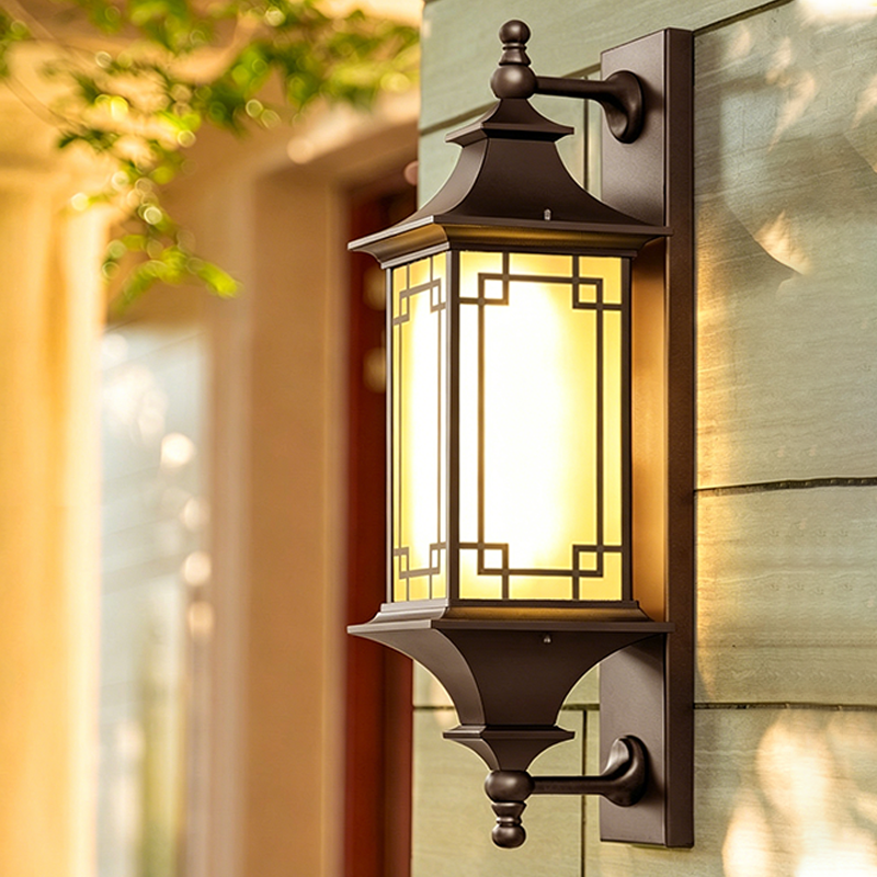 Traditionelle quadratische/rechteckige 1-flammige Außenwandleuchte aus Aluminium und Glas im chinesischen Stil für den Garten 