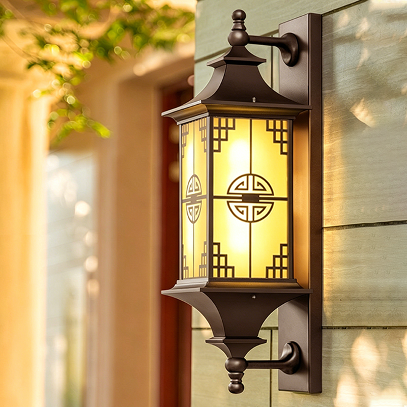 Traditionelle quadratische/rechteckige 1-flammige Außenwandleuchte aus Aluminium und Glas im chinesischen Stil für den Garten 