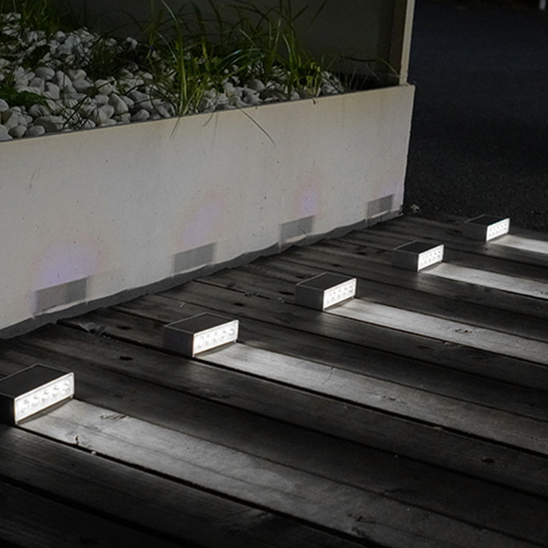 Moderner minimalistischer solarbetriebener wasserdichter ABS PC rechteckiger LED-Außenstufenleuchte ideal für Garten und Außenterrasse 