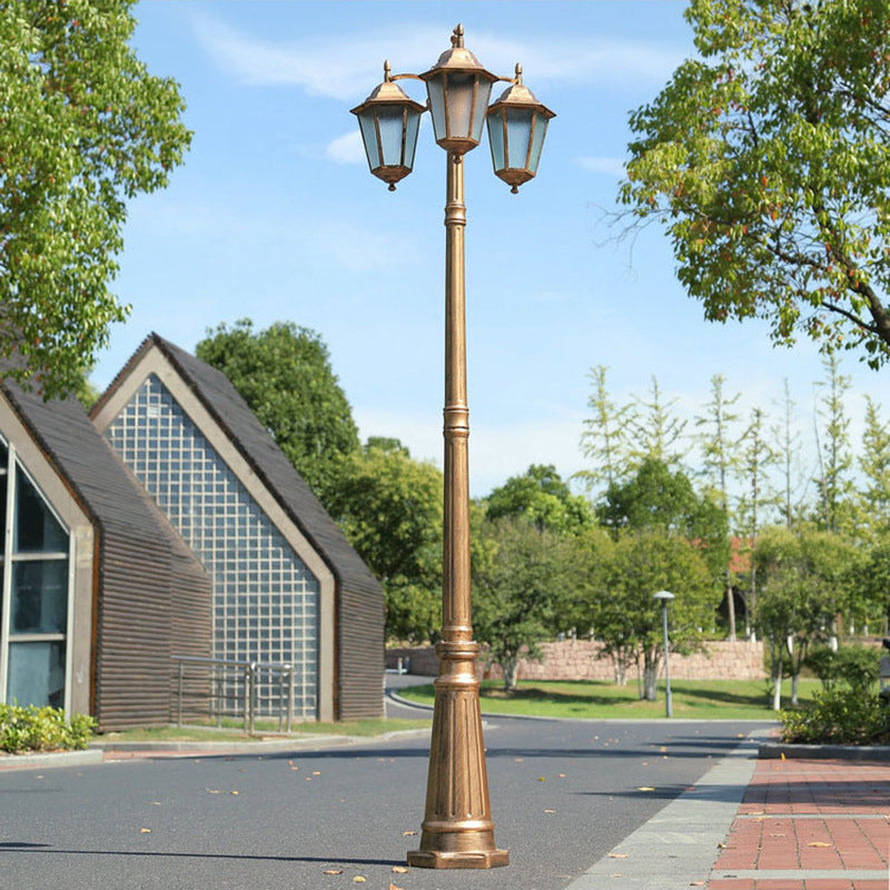 Traditionelle europäische wasserdichte Aluminium-Glaslaterne im Stil von 2/3-Licht Außenbeleuchtung Landschaftsbeleuchtung für Garten &amp; Terrasse im Freien 