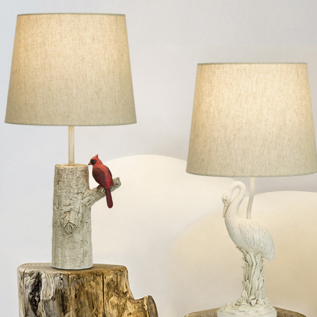 Lampe de table 1-lumière en résine et tissu vintage traditionnel avec colonne, branche, oiseau rouge et grue blanche pour chambre et salon 