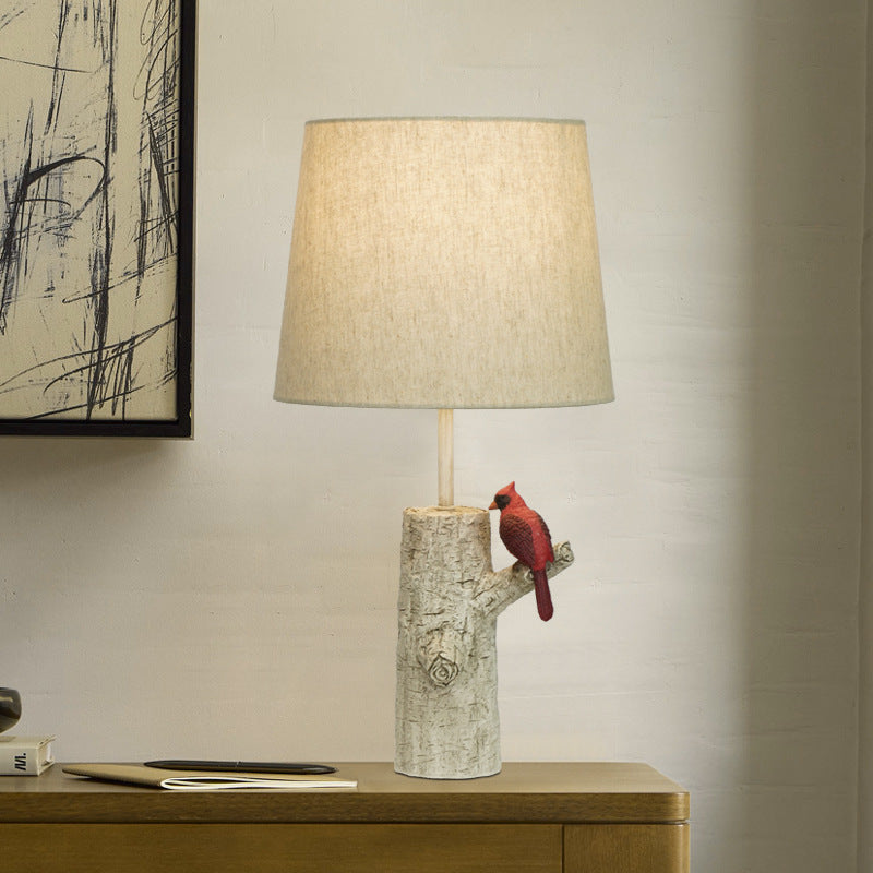 Lampe de table 1-lumière en résine et tissu vintage traditionnel avec colonne, branche, oiseau rouge et grue blanche pour chambre et salon 