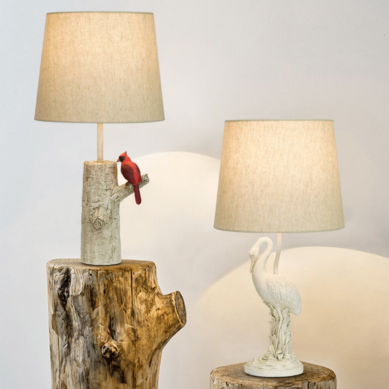 Lampe de table 1-lumière en résine et tissu vintage traditionnel avec colonne, branche, oiseau rouge et grue blanche pour chambre et salon 