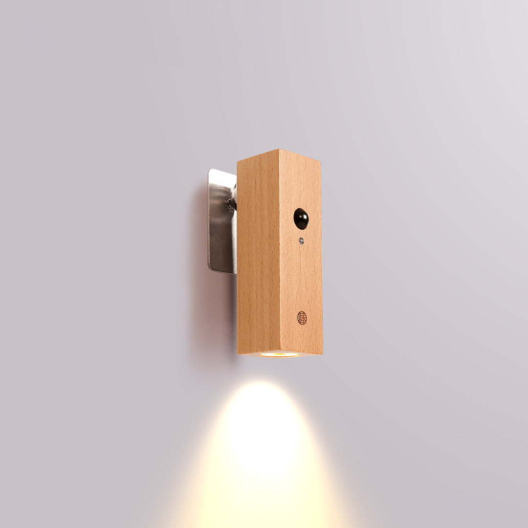 Zeitgenössische nordische wiederaufladbare drehbare Bewegungssensor LED-Wandleuchte aus massivem Holz und Acryl für Schlafzimmer &amp; Flur 