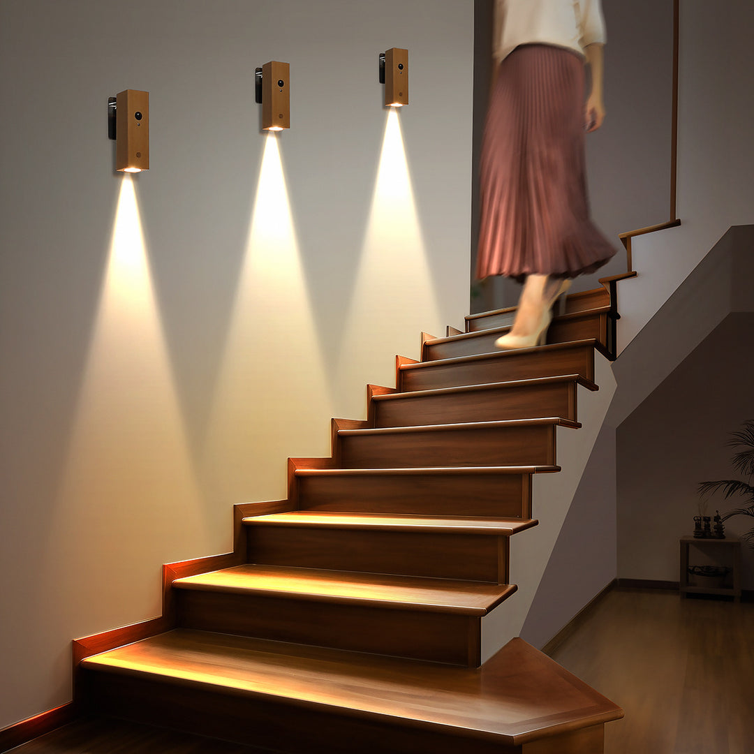Zeitgenössische nordische wiederaufladbare drehbare Bewegungssensor LED-Wandleuchte aus massivem Holz und Acryl für Schlafzimmer &amp; Flur 