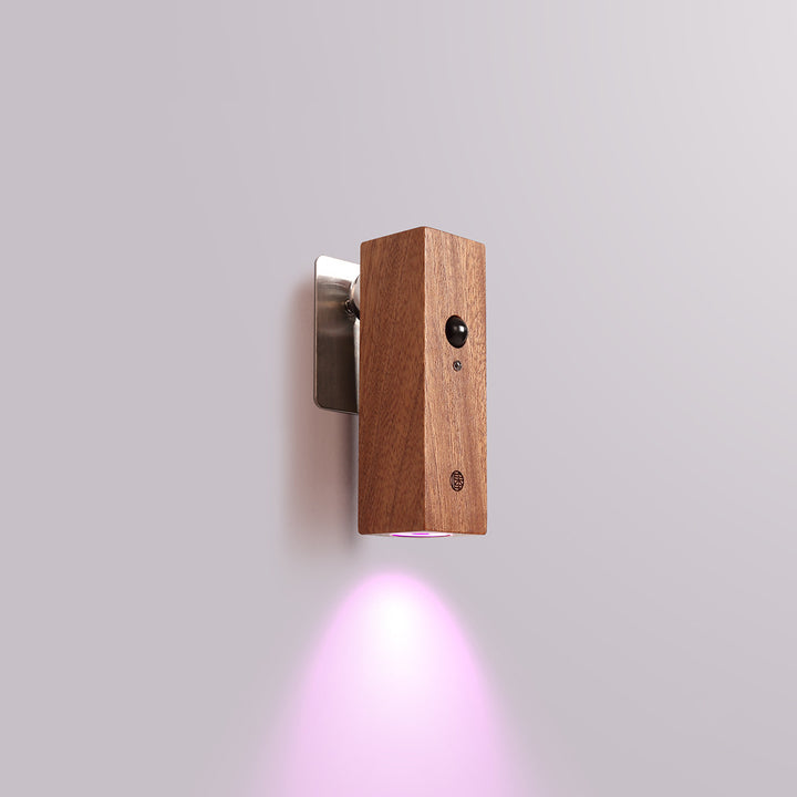 Zeitgenössische nordische wiederaufladbare drehbare Bewegungssensor LED-Wandleuchte aus massivem Holz und Acryl für Schlafzimmer &amp; Flur 