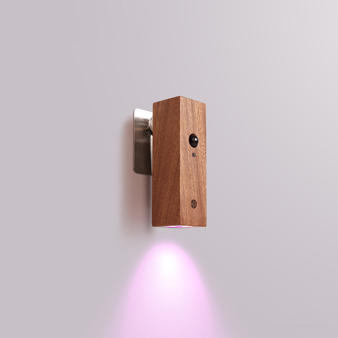 Zeitgenössische nordische wiederaufladbare drehbare Bewegungssensor LED-Wandleuchte aus massivem Holz und Acryl für Schlafzimmer &amp; Flur 