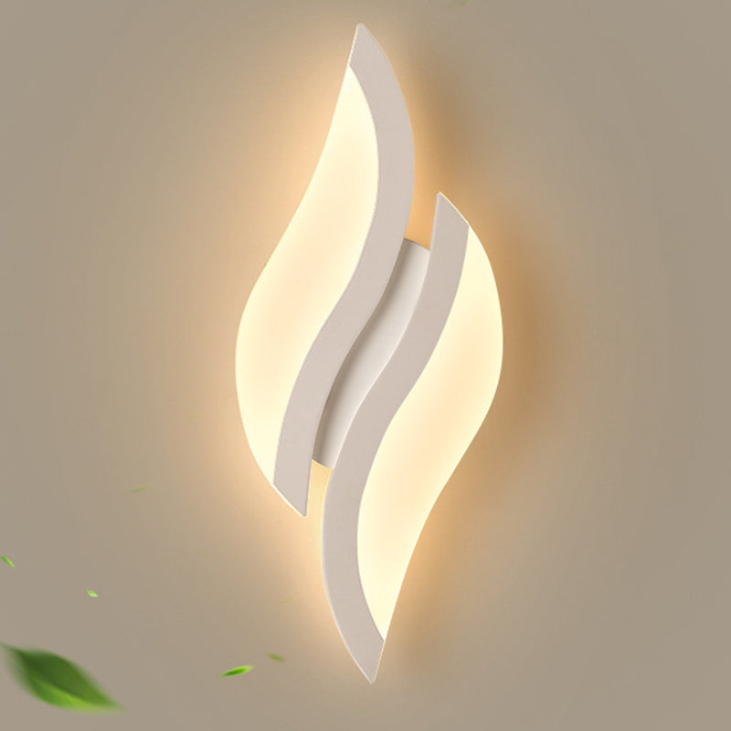 Applique murale moderne minimaliste en fer et acrylique en forme de feuille à LED pour chambre et salon 