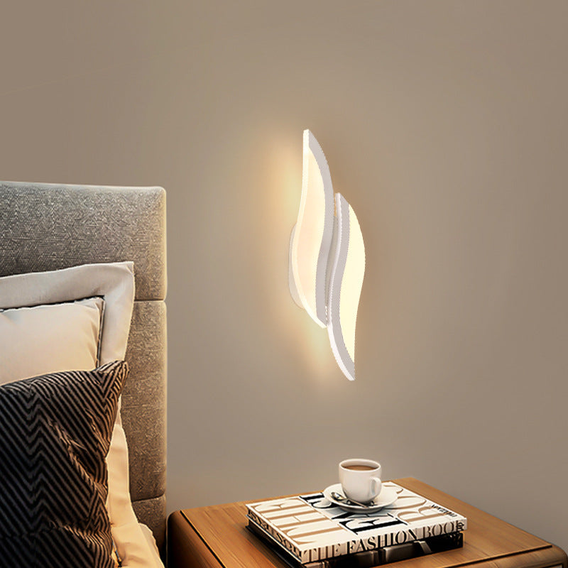 Applique murale moderne minimaliste en fer et acrylique en forme de feuille à LED pour chambre et salon 