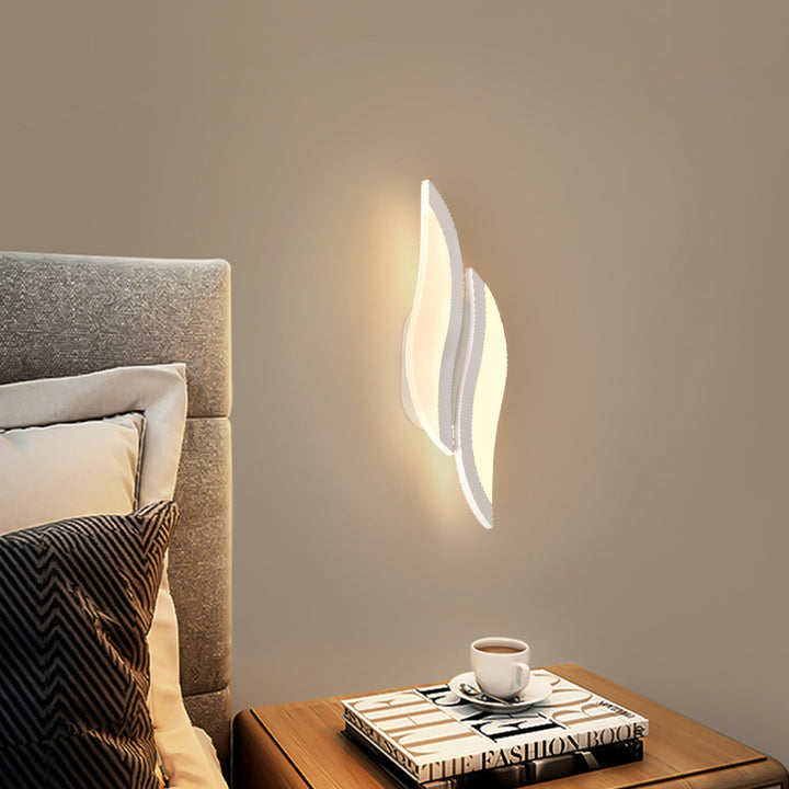Applique murale moderne minimaliste en fer et acrylique en forme de feuille à LED pour chambre et salon 