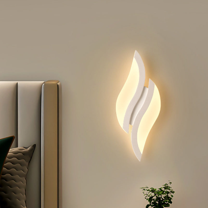 Applique murale moderne minimaliste en fer et acrylique en forme de feuille à LED pour chambre et salon 