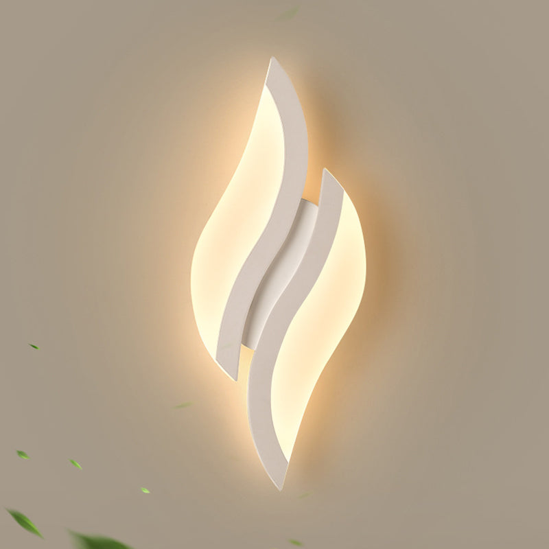Applique murale moderne minimaliste en fer et acrylique en forme de feuille à LED pour chambre et salon 