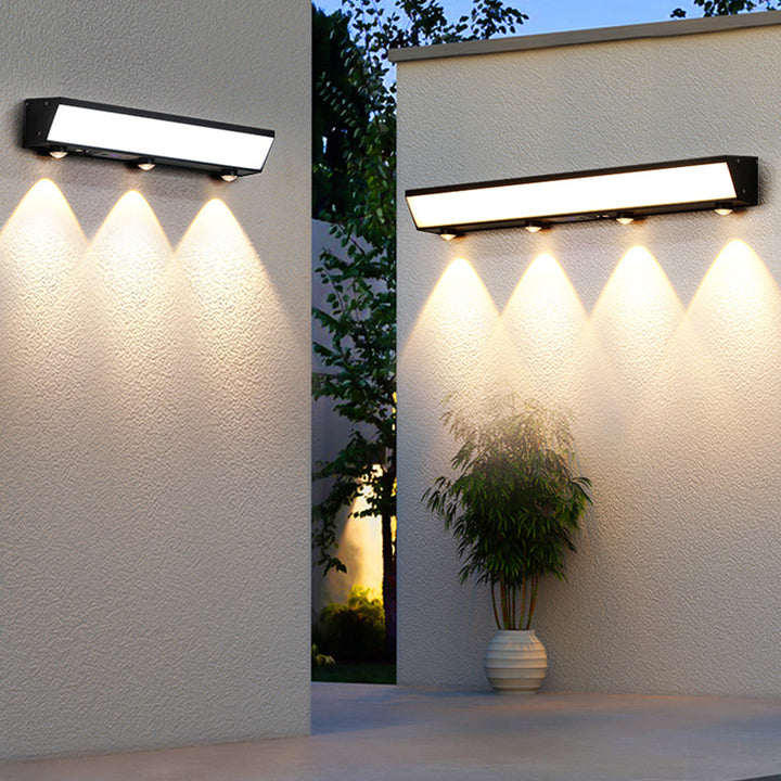 Moderne minimalistische solarbetriebene wasserdichte Bewegungssensor-Acryl-Aluminium- und Edelstahl-Rechteck-LED-Wandleuchte für den Außenbereich 