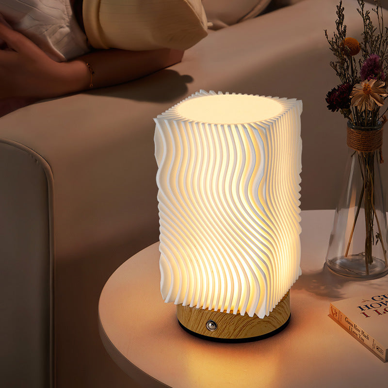 Lampe de table LED contemporaine nordique rechargeable en acrylique et bois avec texture ondulée pour lumière de nuit de chevet 