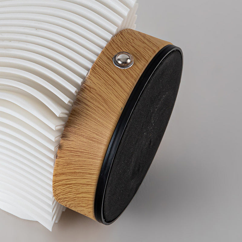 Lampe de table LED contemporaine nordique rechargeable en acrylique et bois avec texture ondulée pour lumière de nuit de chevet 