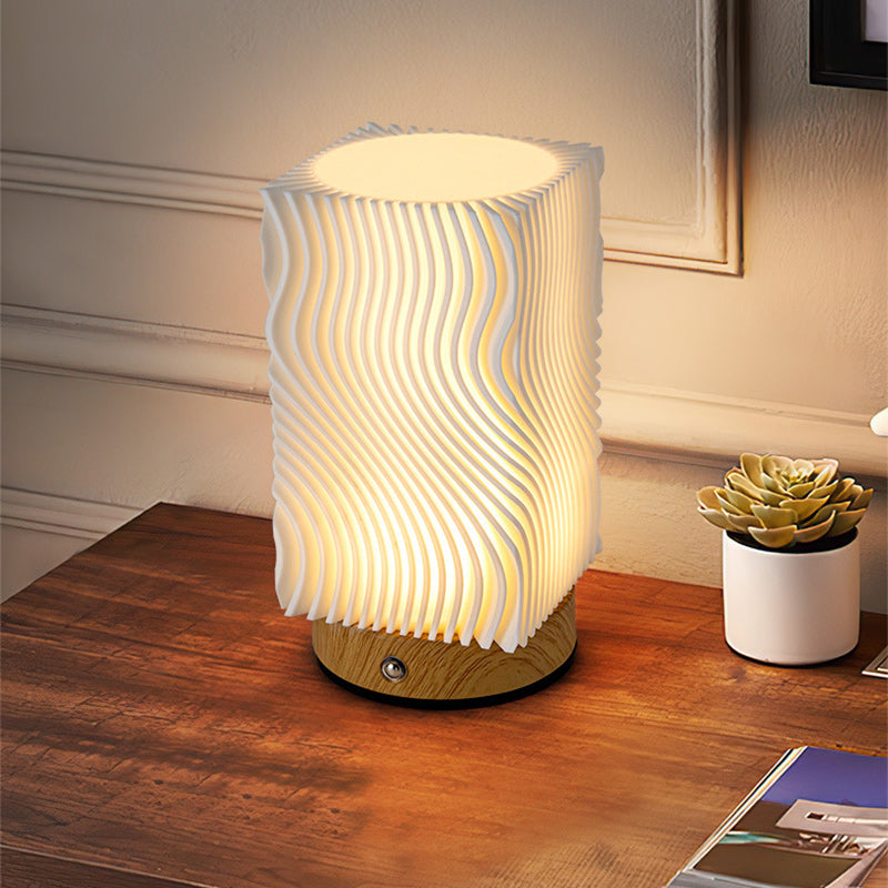 Lampe de table LED contemporaine nordique rechargeable en acrylique et bois avec texture ondulée pour lumière de nuit de chevet 