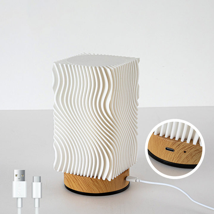 Lampe de table LED contemporaine nordique rechargeable en acrylique et bois avec texture ondulée pour lumière de nuit de chevet 