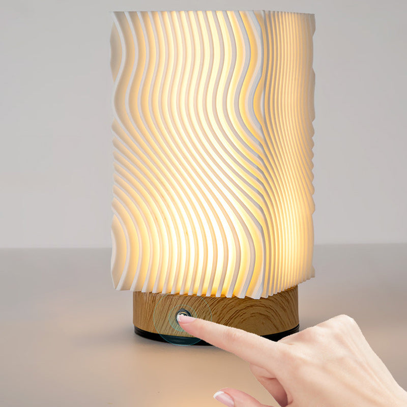 Lampe de table LED contemporaine nordique rechargeable en acrylique et bois avec texture ondulée pour lumière de nuit de chevet 