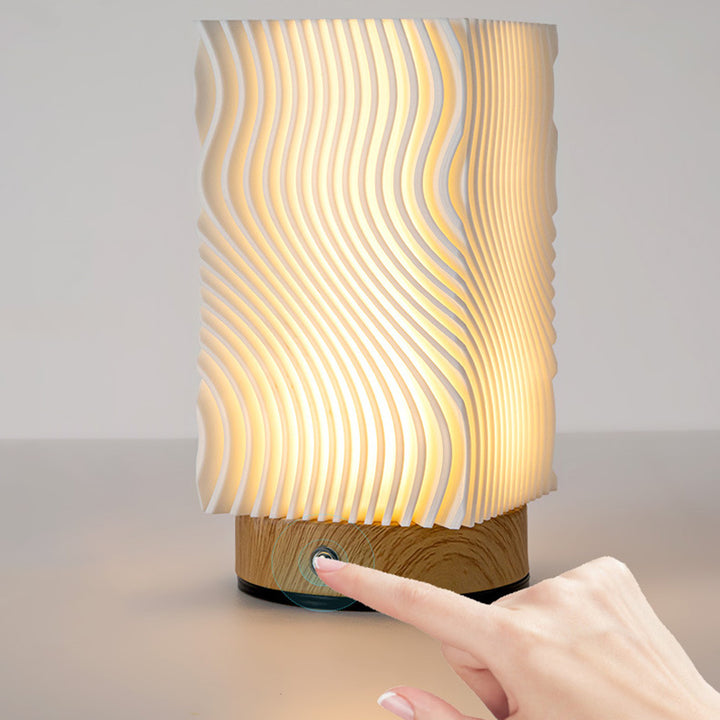 Lampe de table LED contemporaine nordique rechargeable en acrylique et bois avec texture ondulée pour lumière de nuit de chevet 