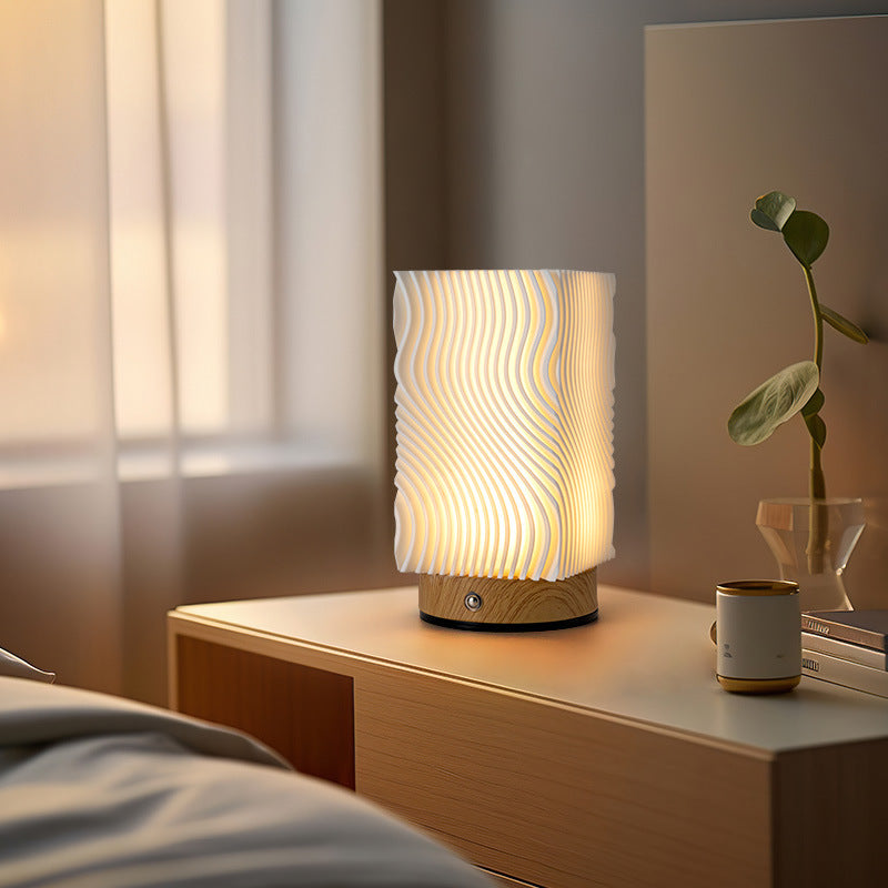 Lampe de table LED contemporaine nordique rechargeable en acrylique et bois avec texture ondulée pour lumière de nuit de chevet 