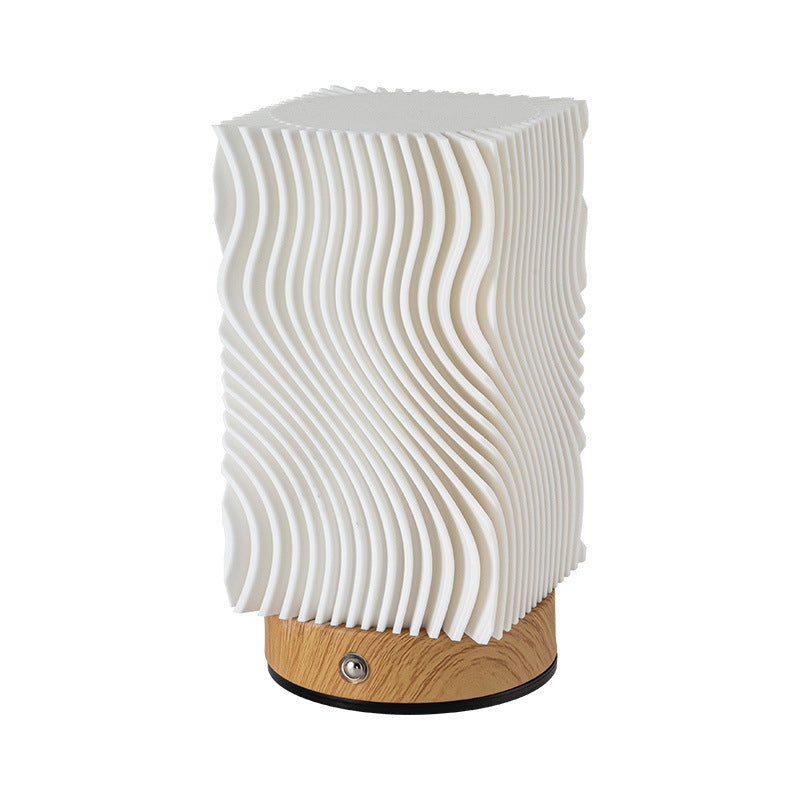 Lampe de table LED contemporaine nordique rechargeable en acrylique et bois avec texture ondulée pour lumière de nuit de chevet 