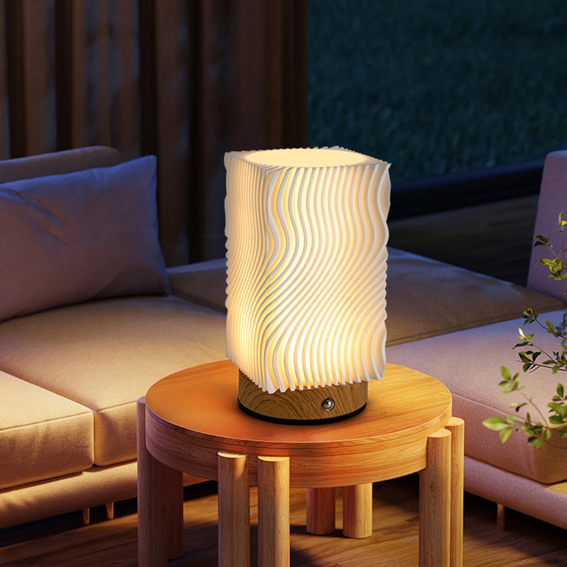 Lampe de table LED contemporaine nordique rechargeable en acrylique et bois avec texture ondulée pour lumière de nuit de chevet 