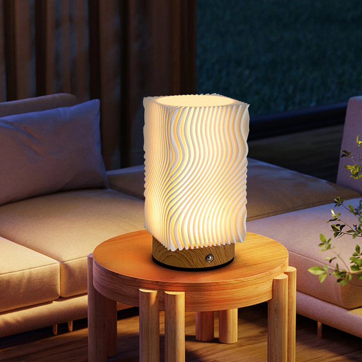 Lampe de table LED contemporaine nordique rechargeable en acrylique et bois avec texture ondulée pour lumière de nuit de chevet 