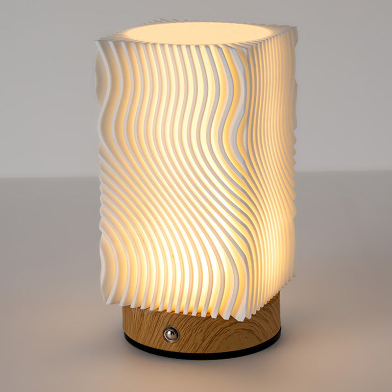 Lampe de table LED contemporaine nordique rechargeable en acrylique et bois avec texture ondulée pour lumière de nuit de chevet 